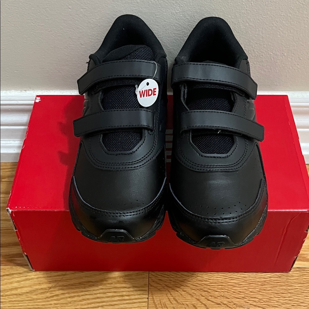 New Balance | Youths Velcro Black Wide Sneakers | US 5.5 (Big Boy) Wide